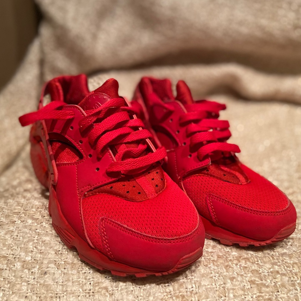 Nike Air Huaraches RED.  GS 5.5 Women’s 7